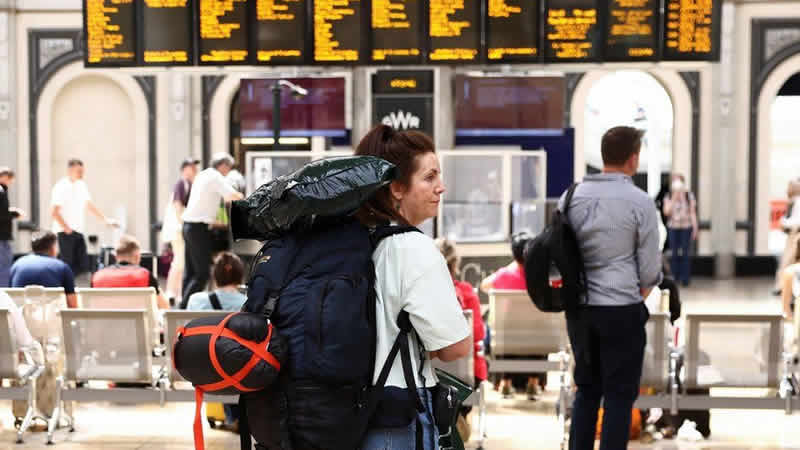 İngiltere’de ciddi aksamalara neden olan demiryolu grevlerinde üçüncü gün