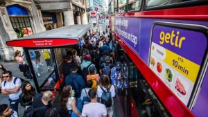 İngiltere’de yolcular grev nedeniyle devam eden ulaşım kaosuna uyandı