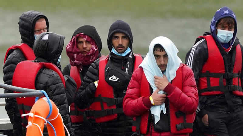 İngiltere’den Ruanda’ya gönderilecek sığınmacılar için ilk uçak havalanıyor