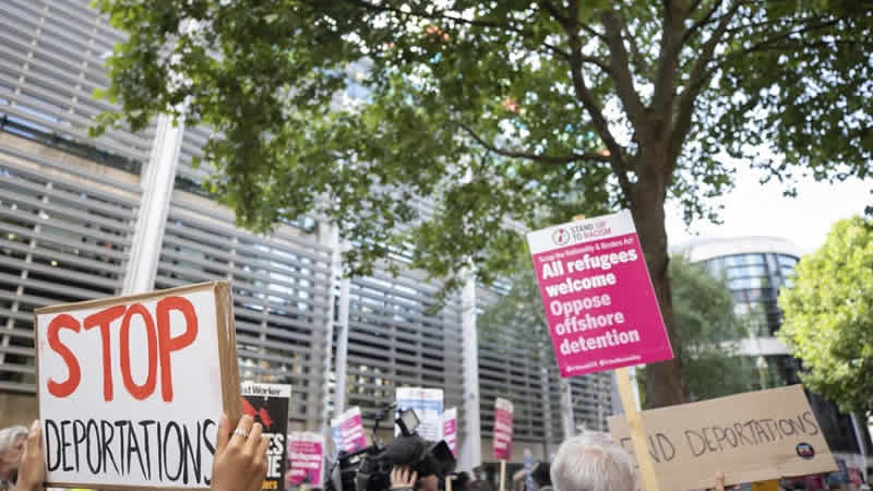  İngiltere’nin sığınmacıları gönderme planı protesto edildi