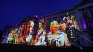 Kraliçe Elizabeth için tüm Birleşik Krallık toprakları fenerlerle aydınlatıldı