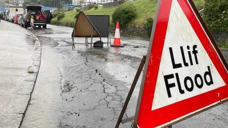 Kuzey Galler sağanak yağışların ardından sele teslim oldu