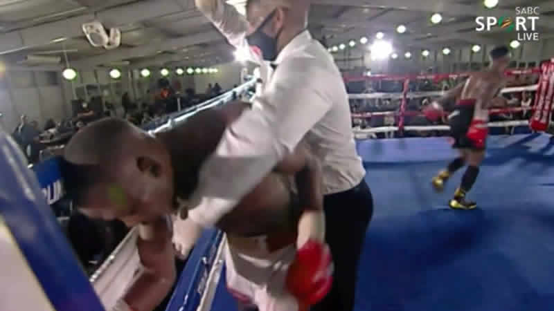 Rakibine hayali yumruklar savurmaya başlayan boksör hayatını kaybetti