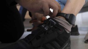 Ruanda planı yarıda kalan İngiltere hükümeti sığınmacılara elektronik kelepçe takacak