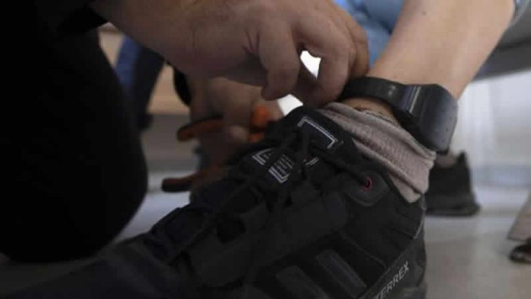 Ruanda planı yarıda kalan İngiltere hükümeti sığınmacılara elektronik kelepçe takacak