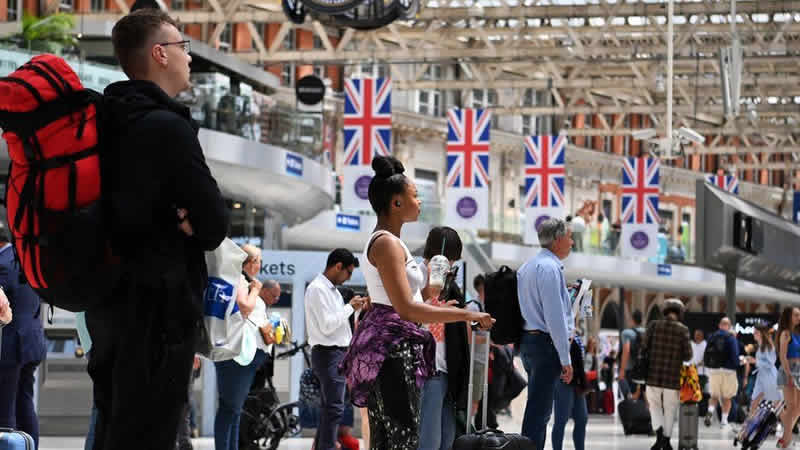 Ulaştırma Bakanı Shapps: “Demiryolu grevleri masum insanları cezalandırıyor”