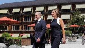 Almanya Başbakanı Scholz’un eşinin çöpe attığı resmi belgeleri komşular buldu