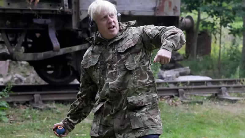 Askeri eğitimde el bombası atan İngiltere Başbakanı Johnson, Rusya’ya mesaj gönderdi