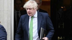 Boris Johnson’a tepki gösteren 2 bakan peş peşe istifa etti