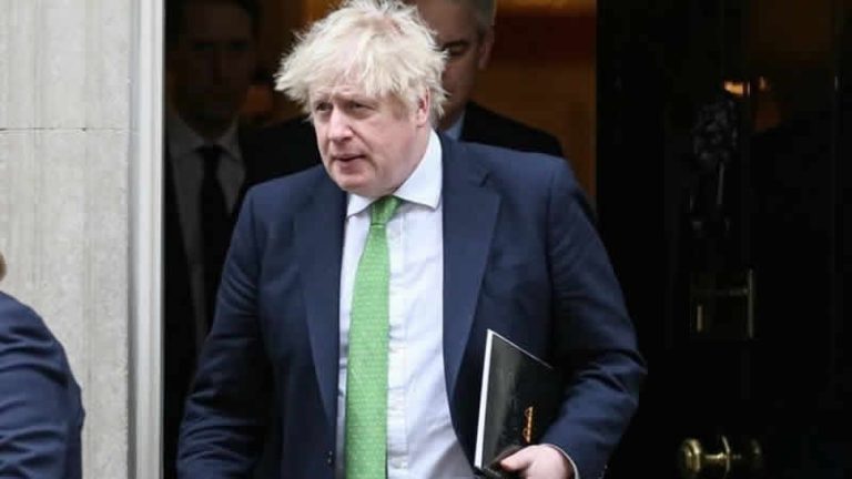 Boris Johnson’a tepki gösteren 2 bakan peş peşe istifa etti