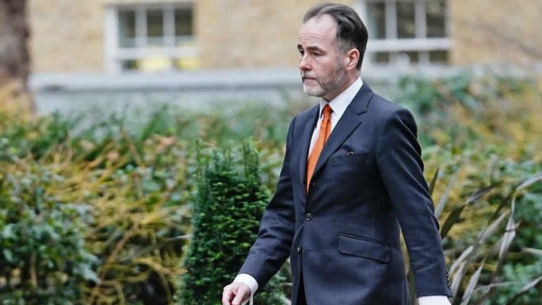 Boris Johnson’ın yardımcısı sarhoşken taciz iddiaları nedeniyle istifa etti