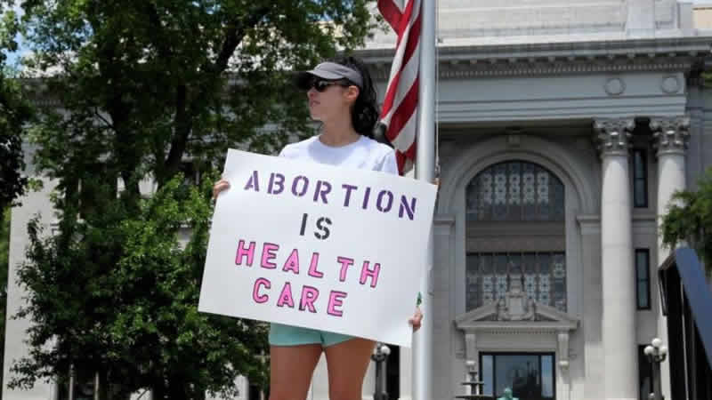 Britanya Tabipler Birliği yabancılar için ücretsiz kürtaj önergesini kabul etti