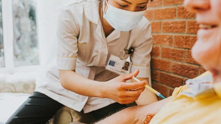 Covid güçlendirici: Bu sonbaharda 50’li yaşların tümüne sunulacak