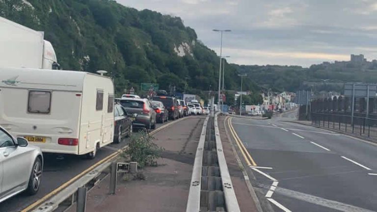Dover Limanı’nda kuyruklar nedeniyle ‘olağanüstü hal’ durumu ilan edildi
