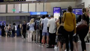 Heathrow’da yine yoğunluk nedeniyle uzun kuyruklar oluştu