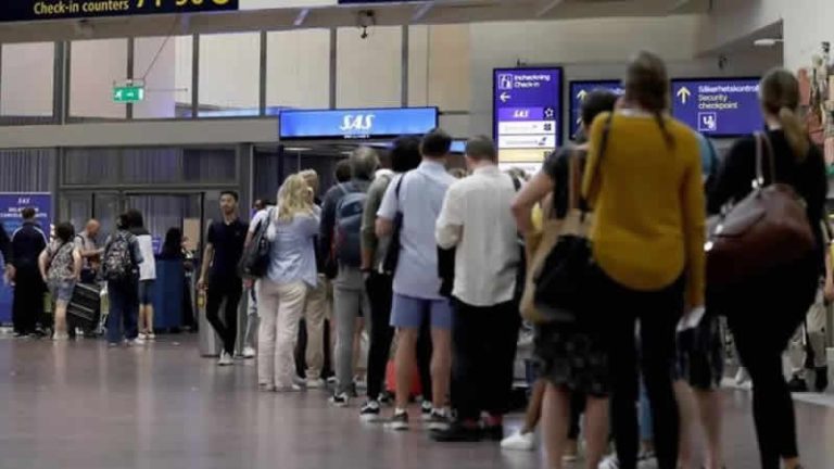 Heathrow’da yine yoğunluk nedeniyle uzun kuyruklar oluştu