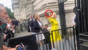 İngiltere, halka ‘hareket çeken’ bakan yardımcısını konuşuyor