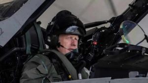 İngiltere’nin konuştuğu görüntüler! Boris Johnson pilot oldu