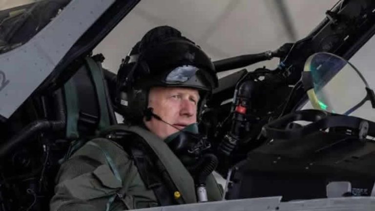 İngiltere’nin konuştuğu görüntüler! Boris Johnson pilot oldu