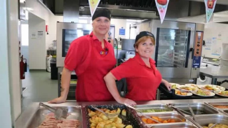 İngiltere’de hayat pahalılığı nedeniyle okul öğünlerinden et yemekleri çıkarıldı