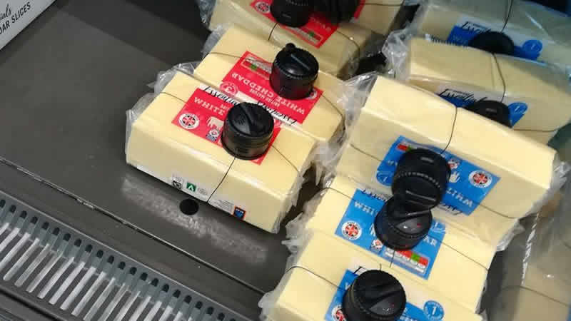 İngiltere’de marketlerde bazı gıdalara elektronik kilit takıldı