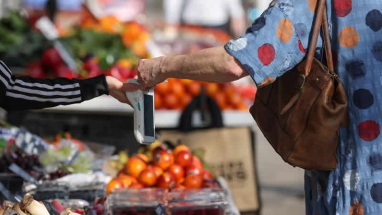 İngiltere’de tüketici güveni son 48 yılın en düşük seviyesine geriledi