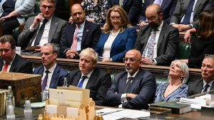 Johnson’dan görevi bırakma çağrılarına yanıt: “Devam edeceğim”