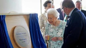 Kraliçe Elizabeth’ten bakımevine sürpriz ziyaret