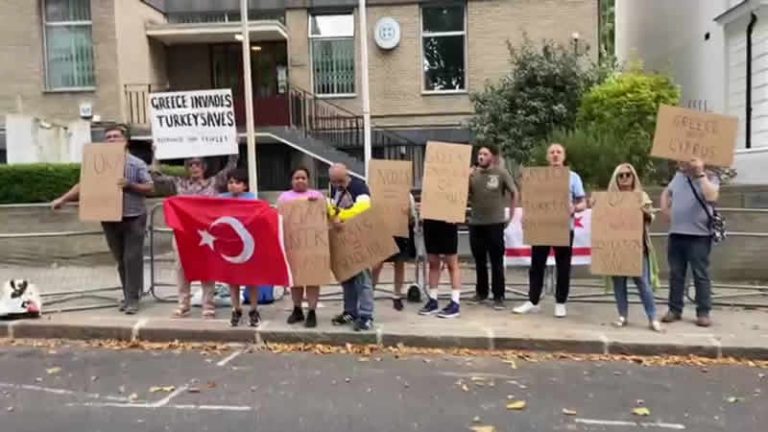 Londra’da yaşayan Kıbrıslı Türkler gösteri düzenledi