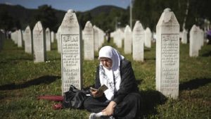 Srebrenitsa soykırımından 27 yıl sonra Hollanda’dan kurbanların ailelerine özür