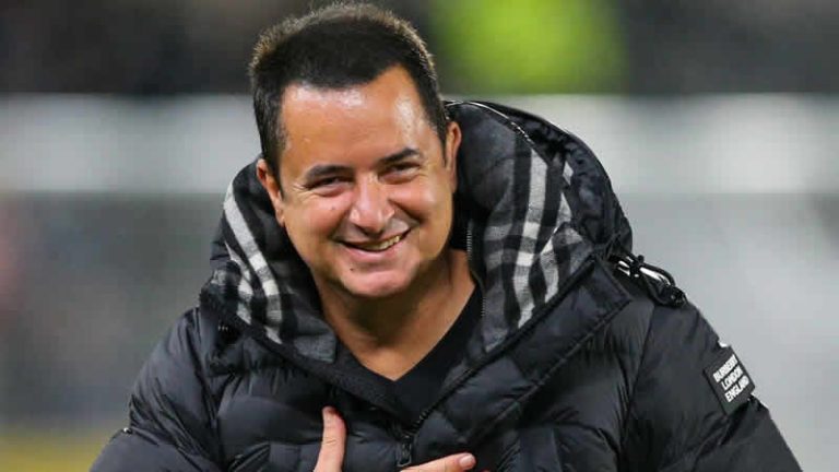 Acun’u sırtlayan adam