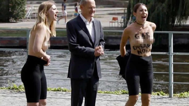 Almanya Başbakanı Scholz’a çıplak eylem
