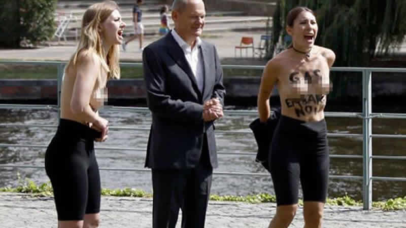 Almanya Başbakanı Scholz’a çıplak eylem