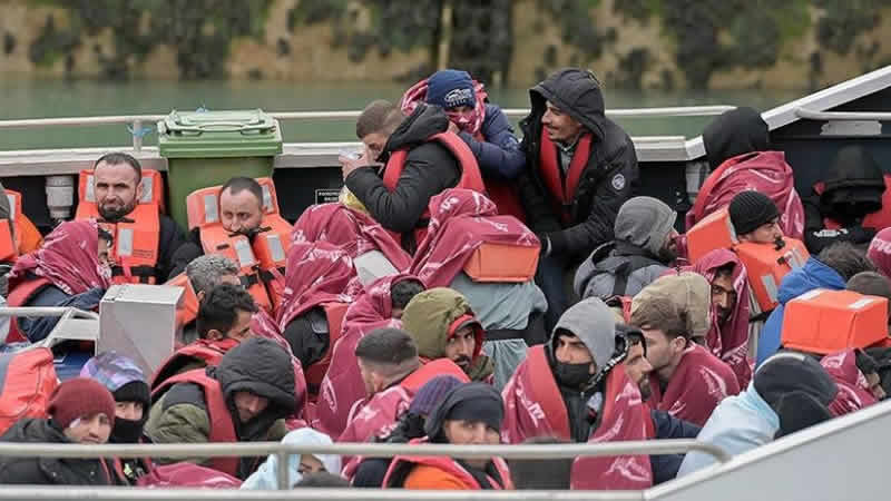 Bu yıl 20 binden fazla düzensiz göçmen botlarla Manş Denizi’ni geçti