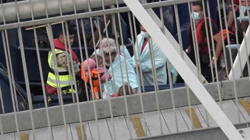 Fransa’dan İngiltere’ye son 24 saatte rekor sayıda göçmen geçti