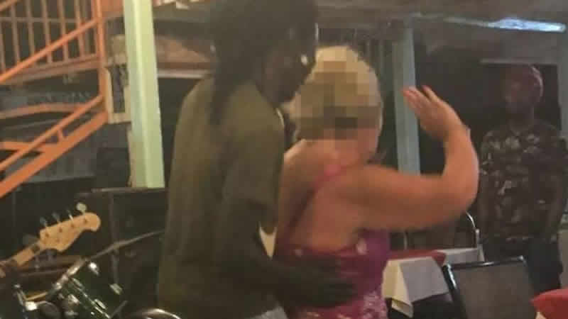 Gambiya-İngiltere arasında yaşlı kadınların seks turizmi krizi büyüyor