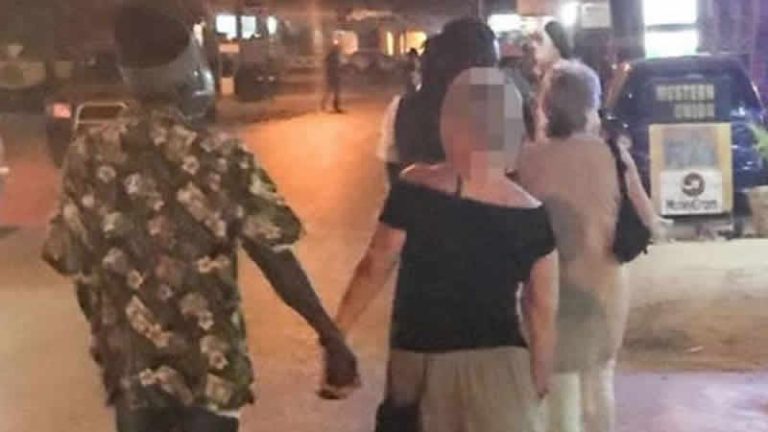 Genç erkeklerle birlikte olmak için ülkeye gelen yaşlı İngiliz kadın turistlere tepki