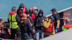 İngiltere 2022’nin göçmen rekorunu kırdı: 700’e yakın göçmen kanalı geçti