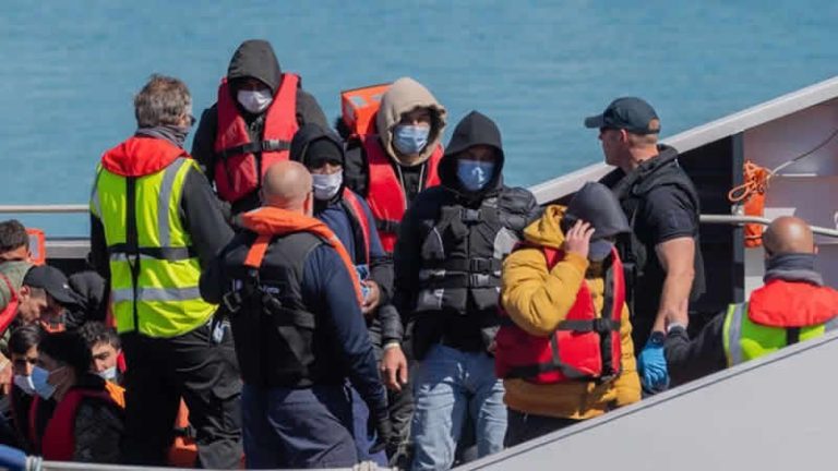 İngiltere 2022’nin göçmen rekorunu kırdı: 700’e yakın göçmen kanalı geçti