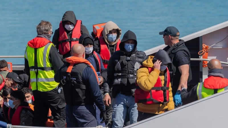 İngiltere 2022’nin göçmen rekorunu kırdı: 700’e yakın göçmen kanalı geçti