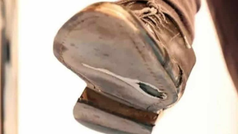 İngiltere başbakan adayı Rishi Sunak’ın delik ayakkabısı olay oldu!