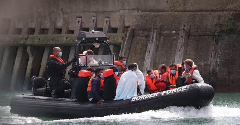 İngiltere kaçak göçmenleri toplamak için özel bir şirketle anlaştı