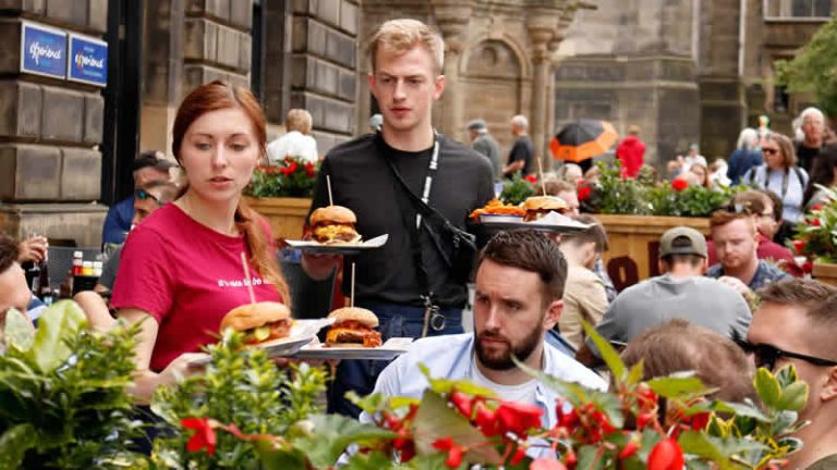 İngiltere’de asgari ücretin saatlik 15 sterline çıkarılması çağrısı