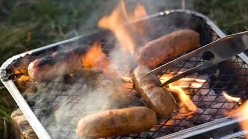 İngiltere’de bazı süpermarketler tek kullanımlık mangal satışını durdurdu