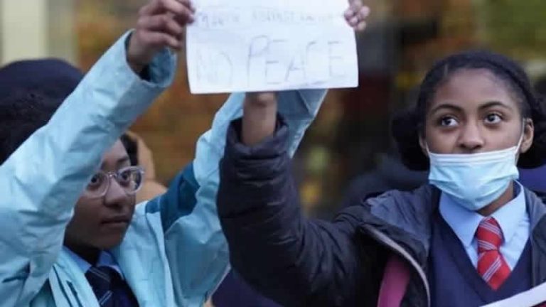 İngiltere’de çocuklara yönelik çıplak aramaların  dörtte biri ‘yasalara aykırı