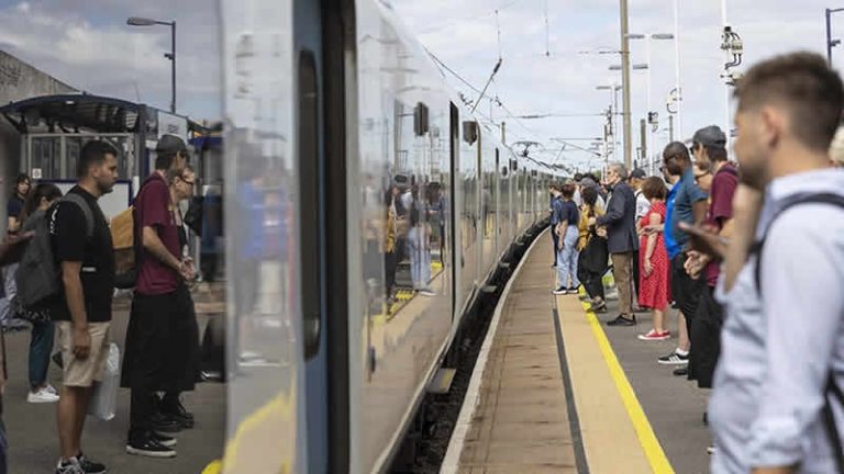 İngiltere’de demir yolu çalışanlarının iş bırakma eylemi devam ediyor