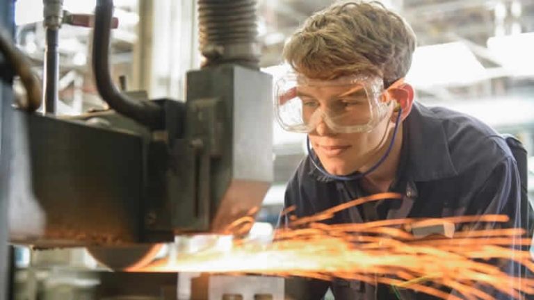 İngiltere’de enflasyon nedeniyle reel ücretler rekor düzeyde düştü