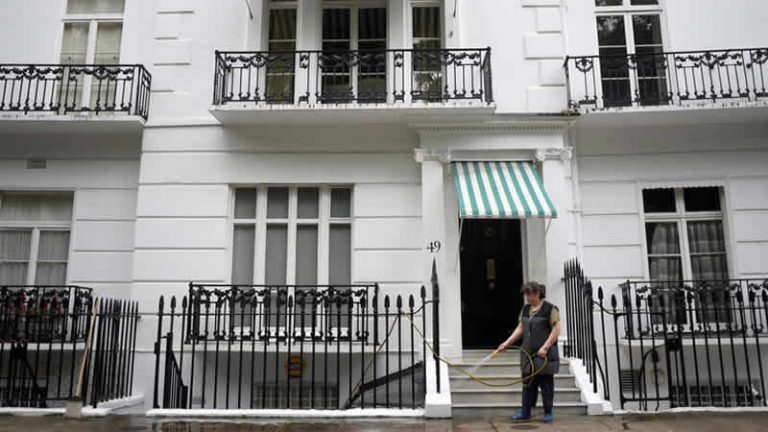 İngiltere’de konut fiyatları 2021’den bu yana ilk kez düştü