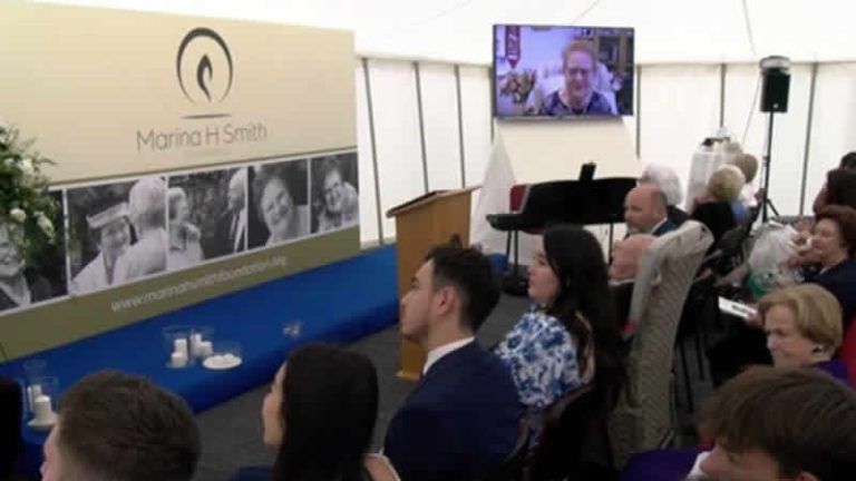 İngiltere’de ölen bir kadın, hologram teknolojisi sayesinde kendi cenazesinde konuştu