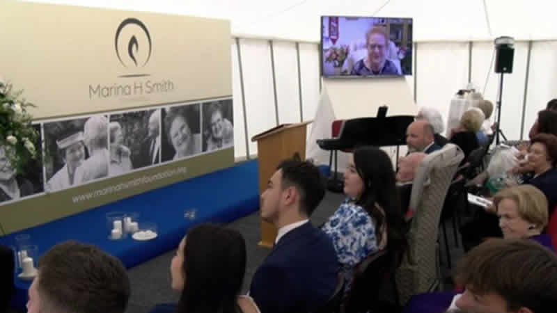 İngiltere’de ölen bir kadın, hologram teknolojisi sayesinde kendi cenazesinde konuştu